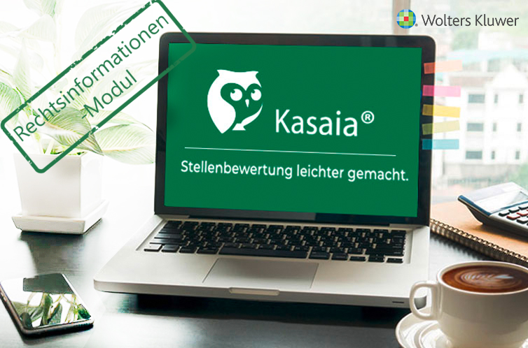 Laptop mit Kasaia-Logo und Text „Stellenbewertung leichter gemacht“, Hinweis auf Rechtsinformations-Modul von Wolters Kluwer im Bürosetting